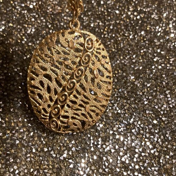 Oval pendant gold necklace - Picture 2 of 4